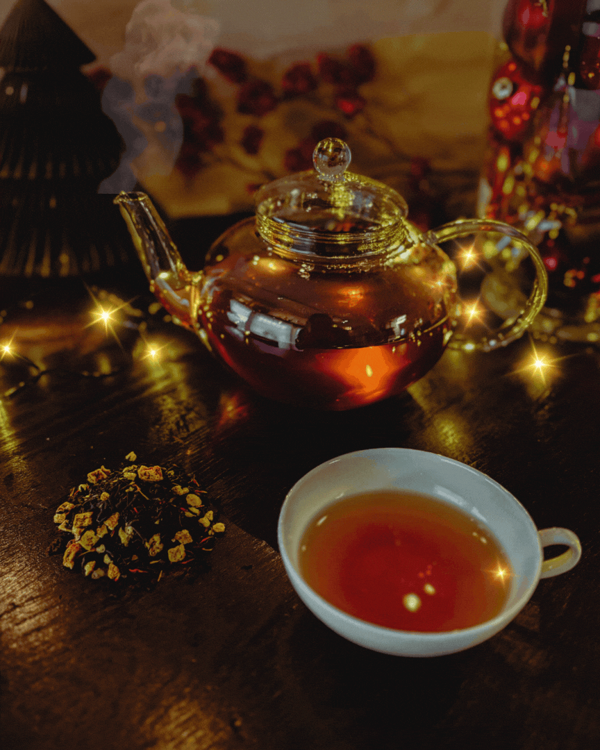 tekopp och tekanna med ånga som stiger ur pipen